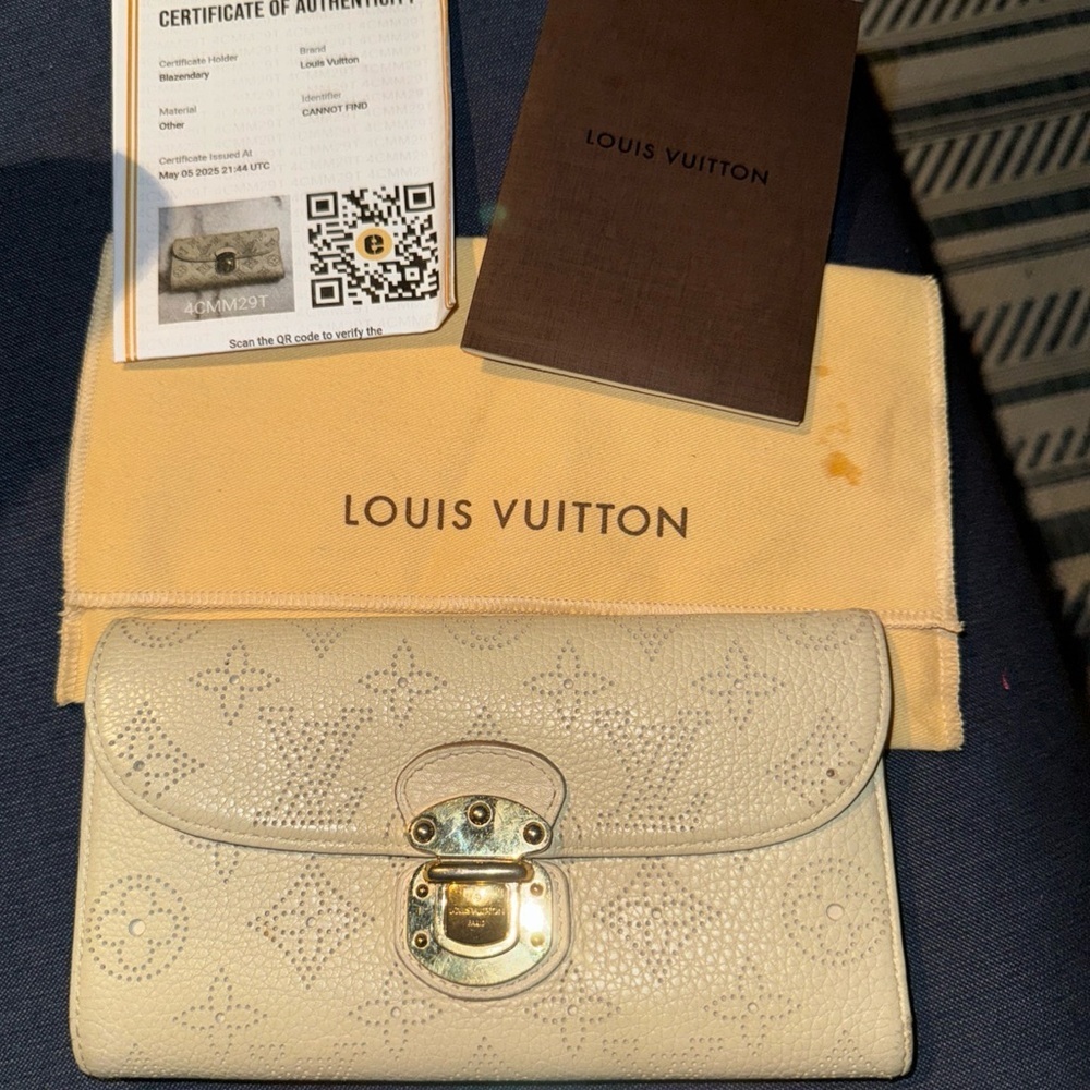 Louis Vuitton LV Long Wallet Ivory Portefueille Mahina W/ Dust Bag & Receipt